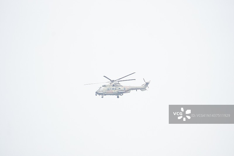 雾气背景中的直升机图片素材