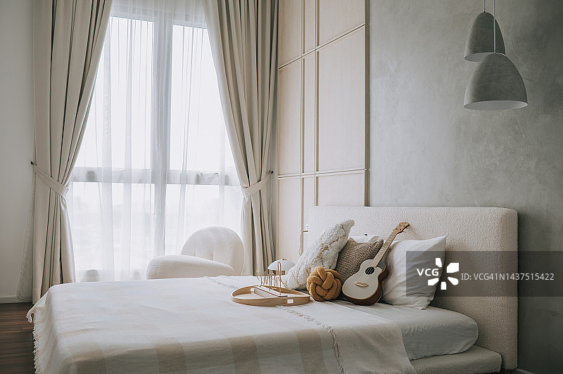 窗边光线充足的卧室图片素材