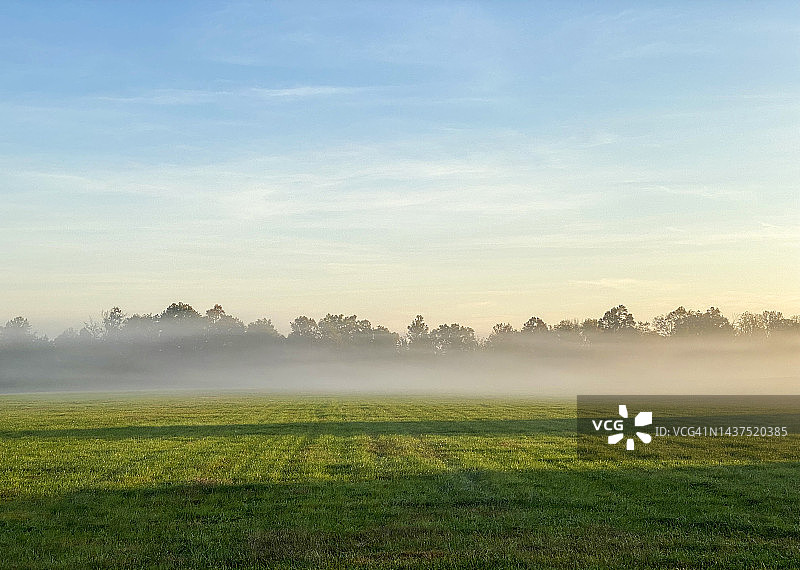 雾和阳光下的乡村全景图片素材