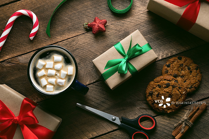 家庭假日准备概念：包装好的圣诞礼物图片素材