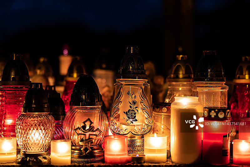 夜晚墓地里燃烧的蜡烛图片素材
