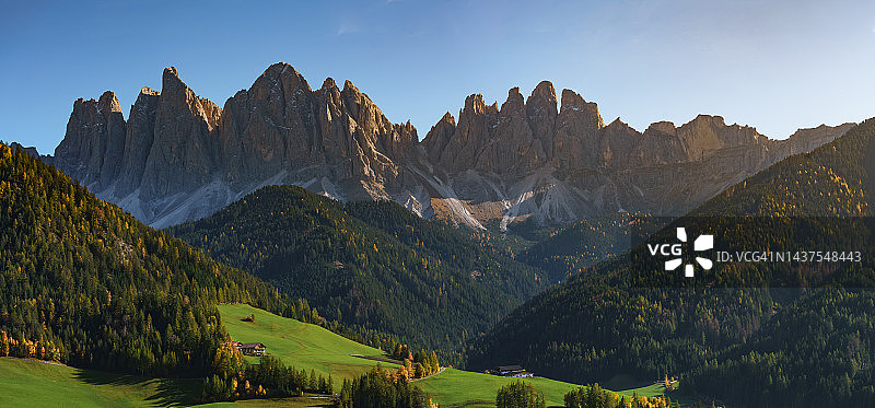 盖斯勒峰群美丽的秋日全景日落图片素材