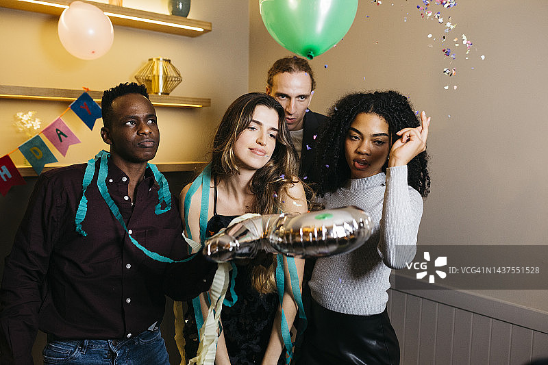 一群多种族年轻人在生日派对上图片素材
