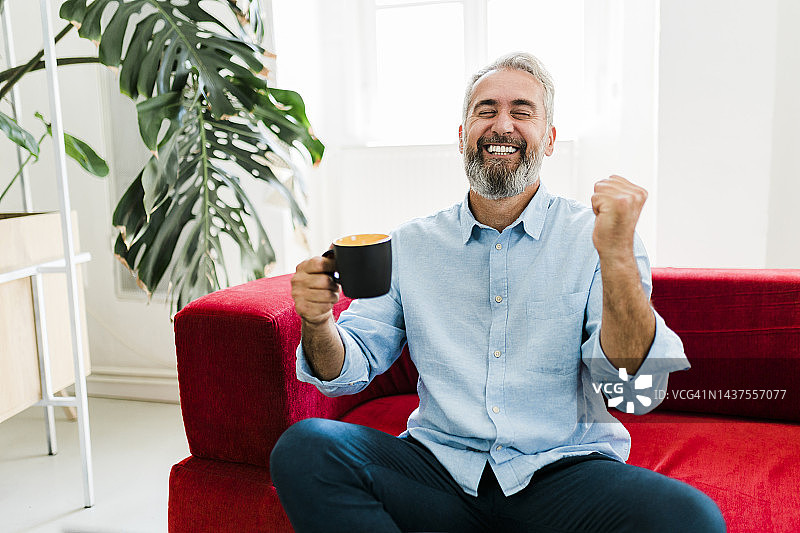 在家喝咖啡的老年男人肖像图片素材