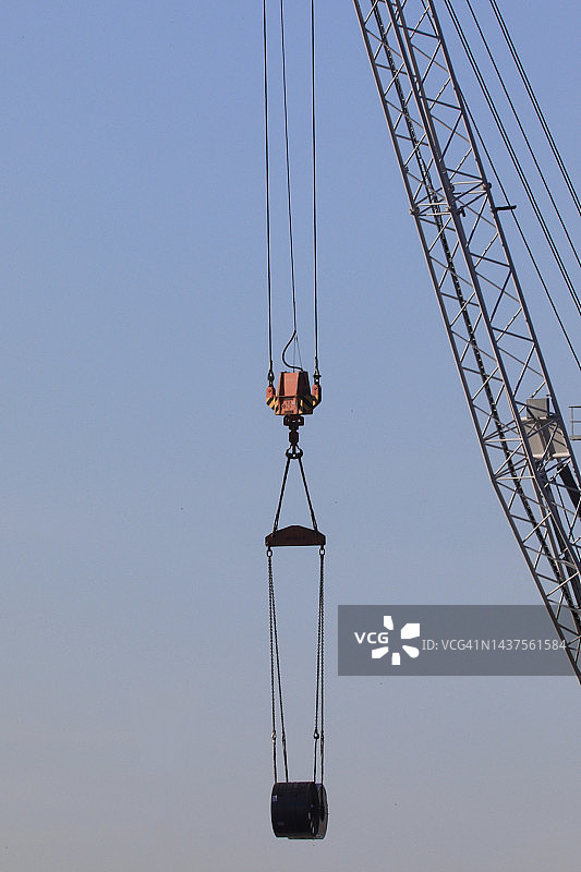 港口起重机装载货船图片素材