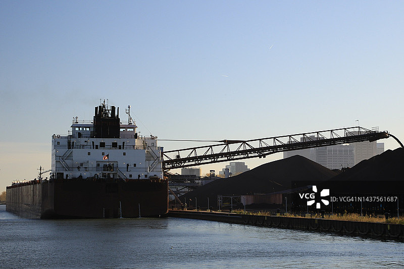 在五大湖卸货的铁矿石货轮图片素材