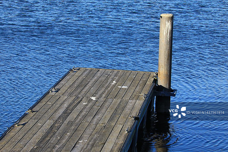 平静水面上的浮动码头图片素材