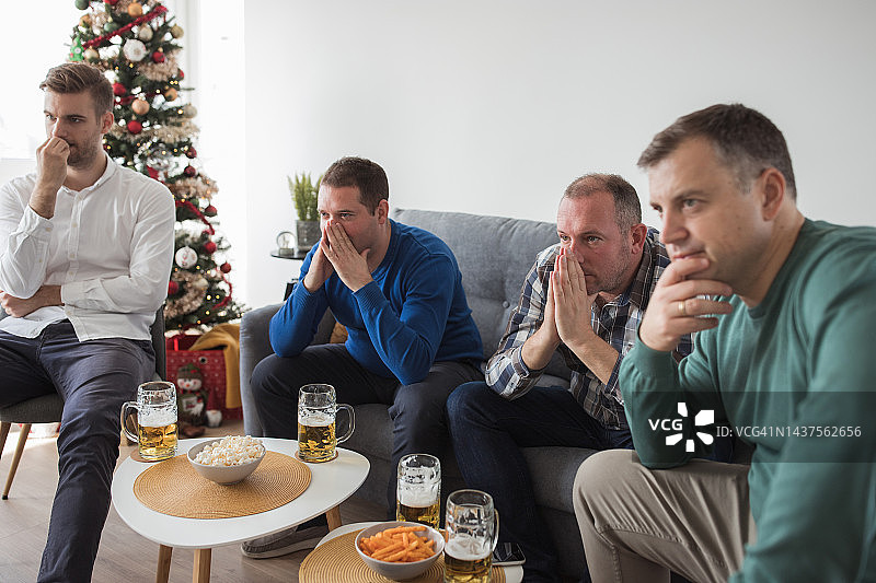 焦急地观看电视篮球比赛的男人图片素材