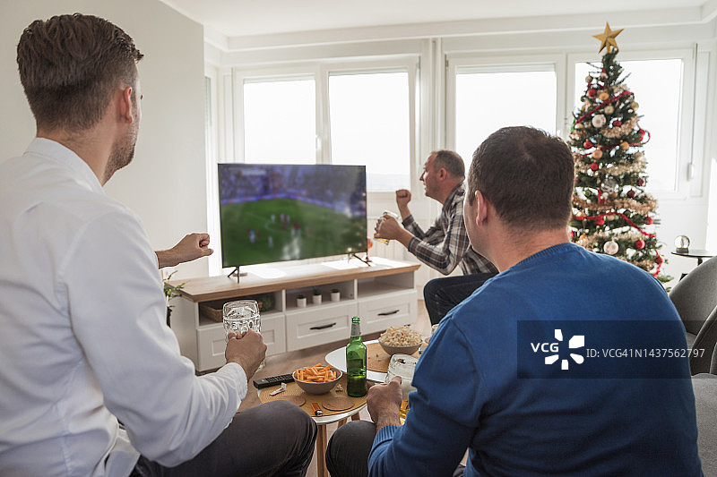 男人们在看电视足球比赛图片素材