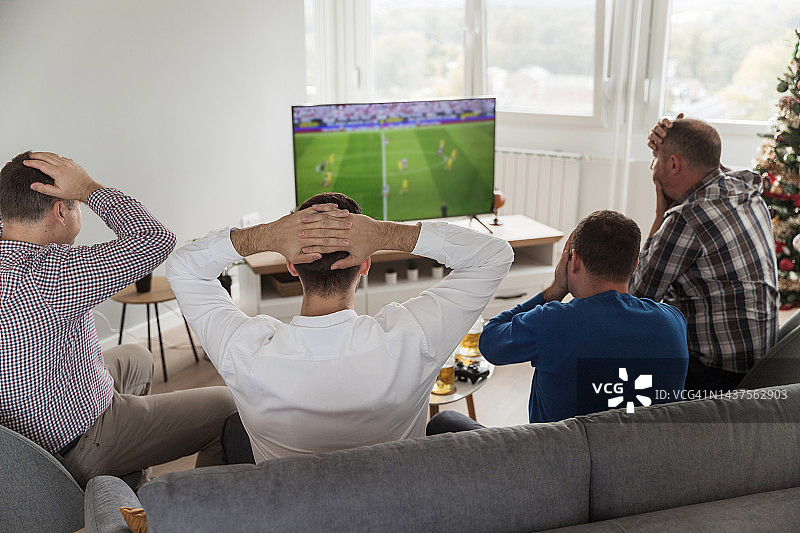 不相信足球队输球的男人们图片素材