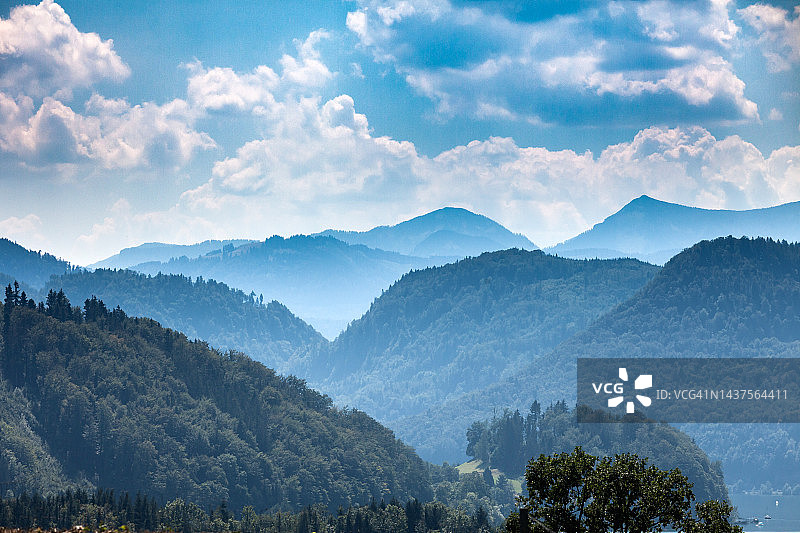 阳光明媚的夏日下的奥地利阿尔卑斯山图片素材