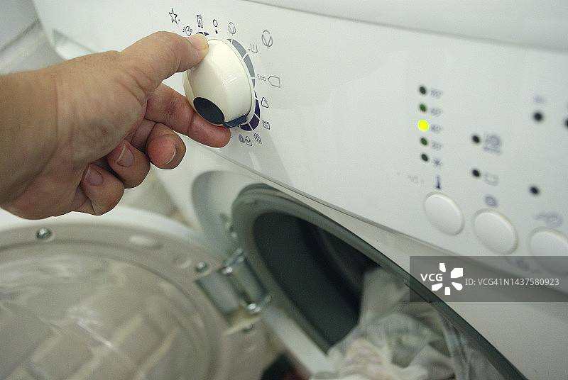 准备使用节能模式的洗衣机图片素材