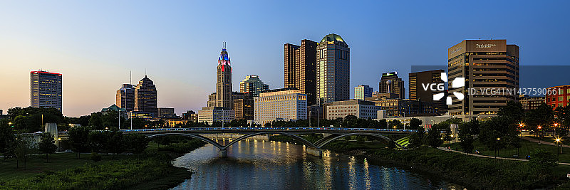 日落时分的俄亥俄州哥伦布市中心和 Scioto Mile 公园图片素材