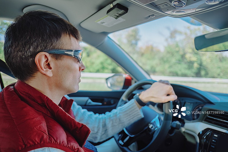 男人在晴天开车图片素材