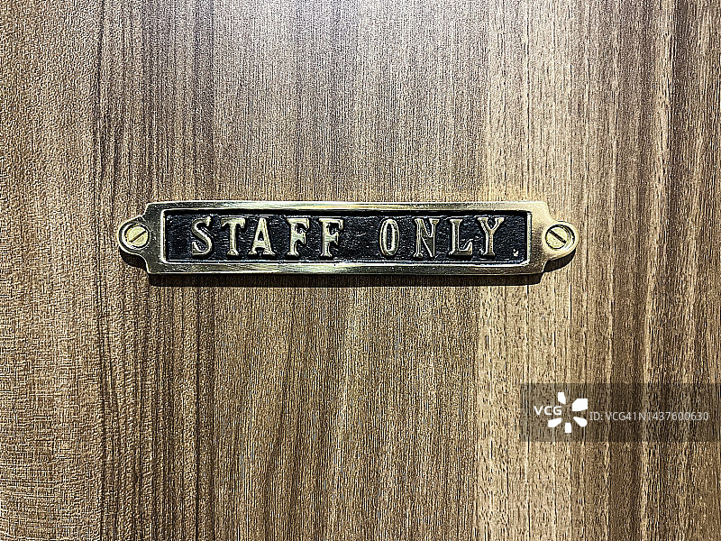 厕所门上的黄铜标志图片素材