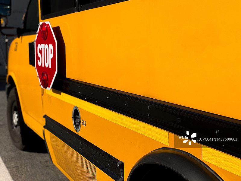 停放的空校车侧面照图片素材