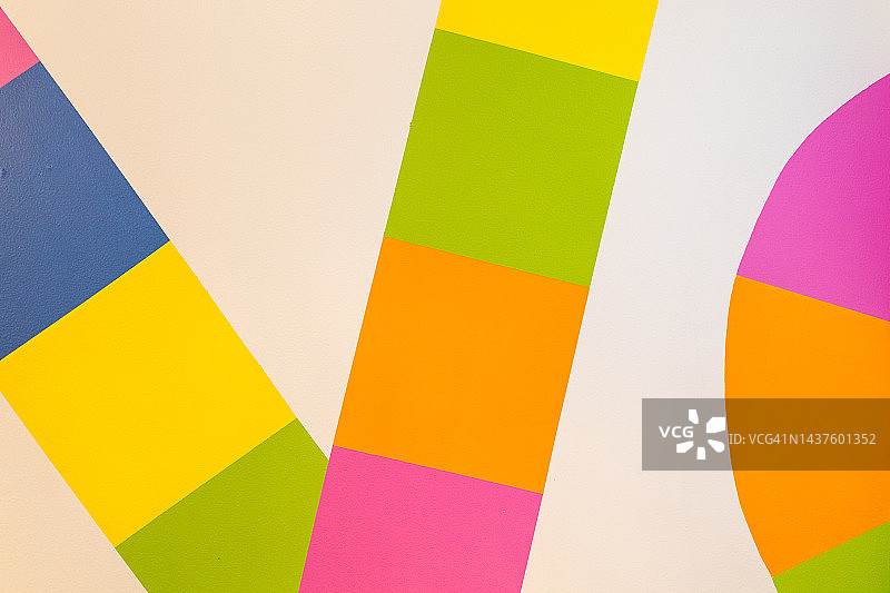 白色背景上的彩色几何形状图片素材