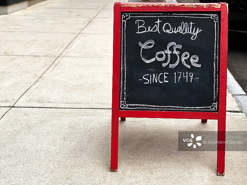 户外人行道黑板画架：本地咖啡店图片素材