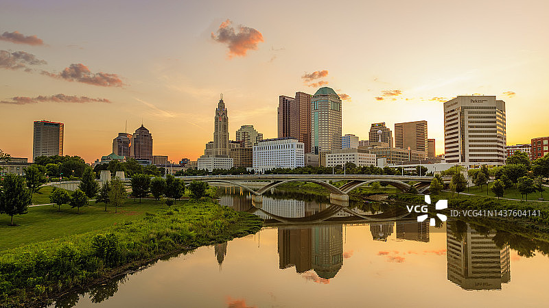从高处俯瞰日出时分的美国俄亥俄州哥伦布市中心和 Scioto Mile 公园图片素材