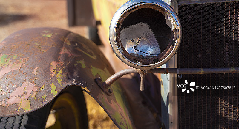 生锈的古董废弃汽车的前照灯图片素材