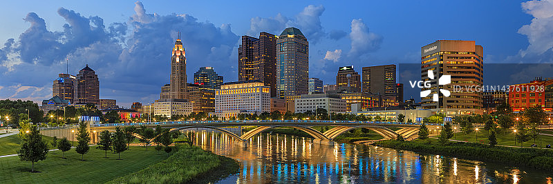 美国俄亥俄州哥伦布市中心和Scioto Mile公园的蓝色时刻图片素材