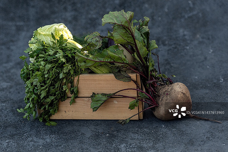 装有蔬菜的木盒，灰色背景图片素材