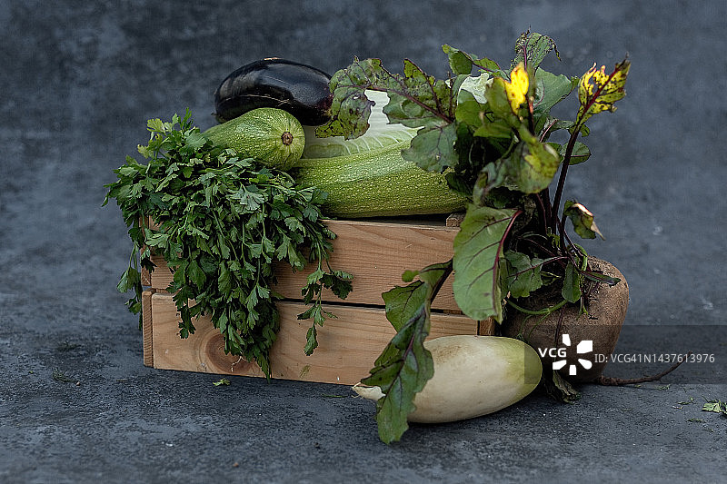 装有蔬菜的木盒，灰色背景图片素材