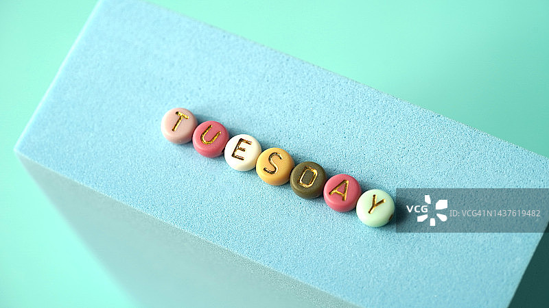 带有文案空间的星期二字块图片素材