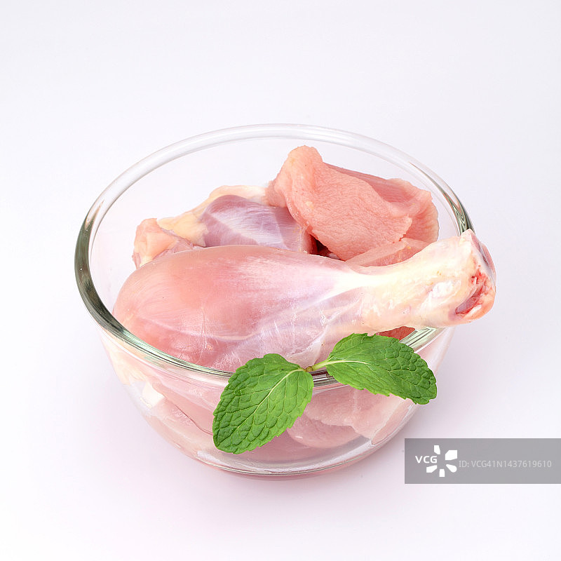 玻璃碗中未加工的鸡块图片素材