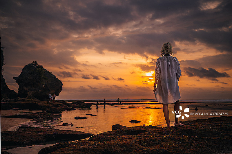在巴厘岛苏鲁班海滩欣赏美丽的日落图片素材