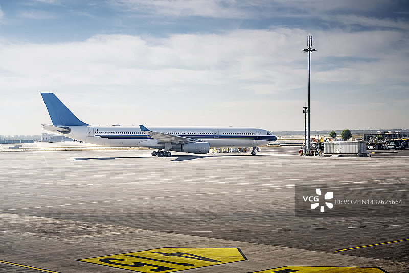 交通广告背景 - 停机坪上的飞机图片素材
