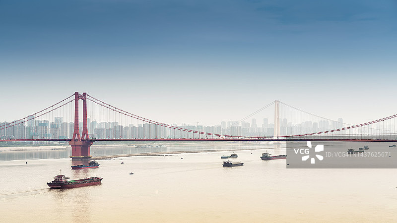 城市建筑、河流、船只和桥梁图片素材