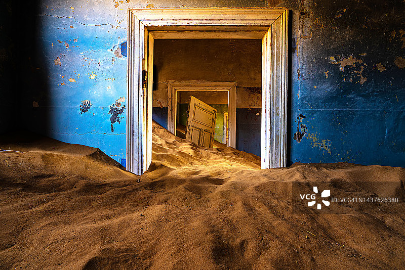 纳米比亚非洲沙漠中美丽的废弃房屋图片素材