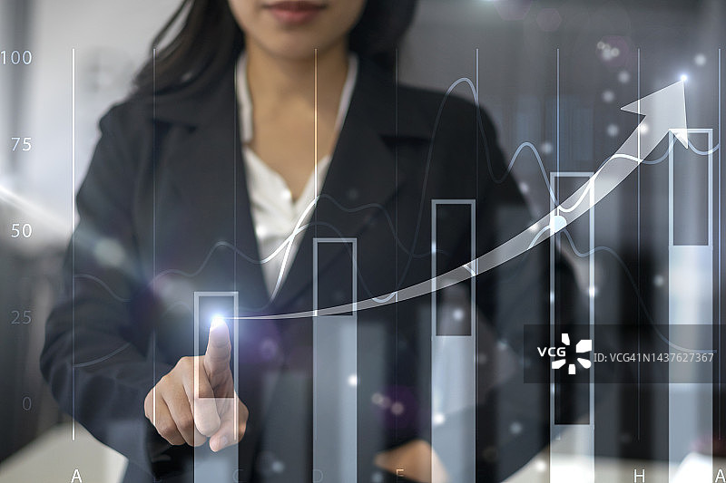 女商人用手触摸虚拟图表业务图片素材