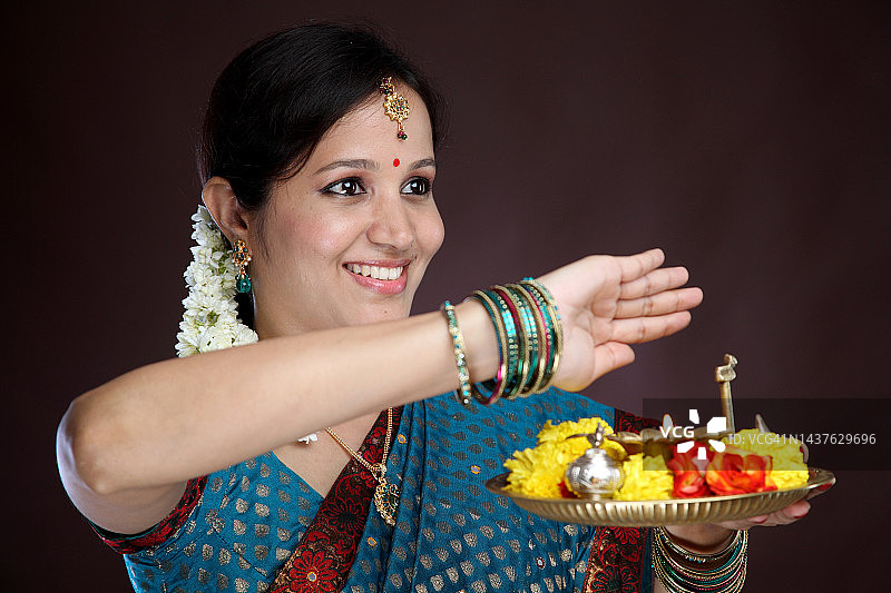 微笑的年轻传统服饰女人图片素材