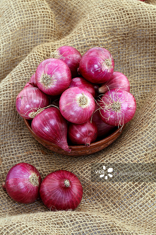 木碗里的红洋葱图片素材