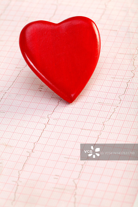 心电图上的红色心形图片素材