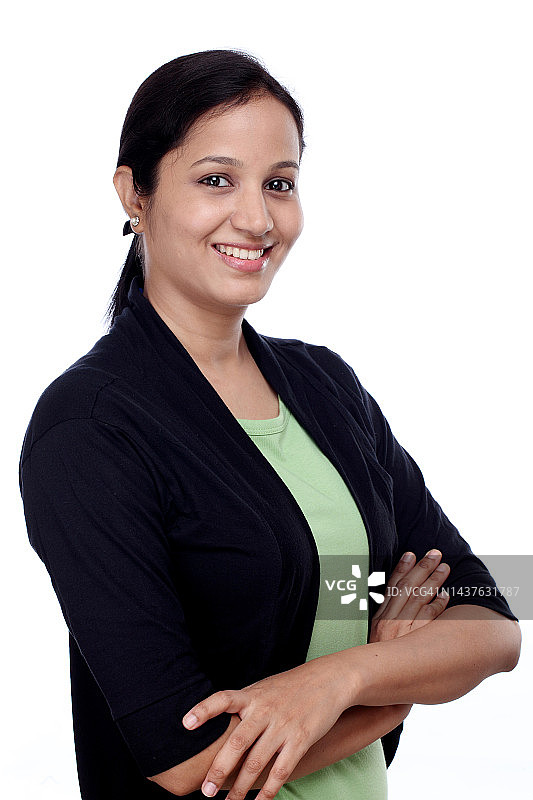 白色背景下的印度年轻女子，双臂交叉图片素材