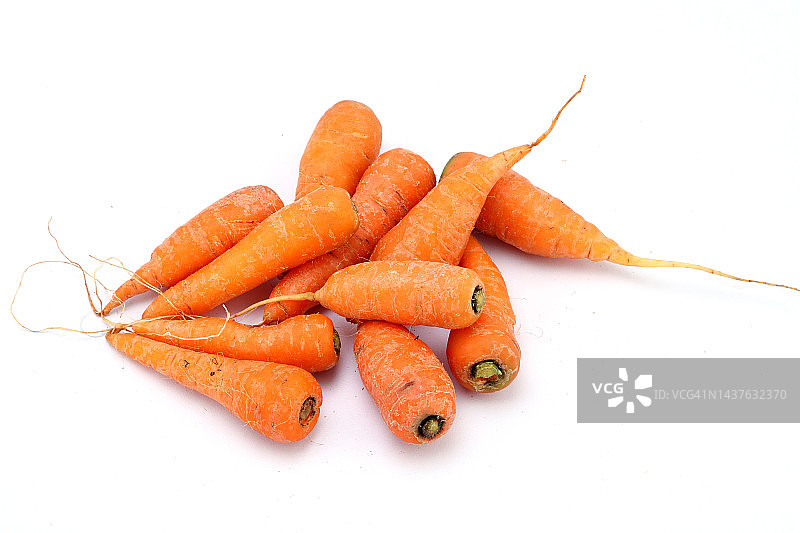 白色背景上的新鲜胡萝卜图片素材