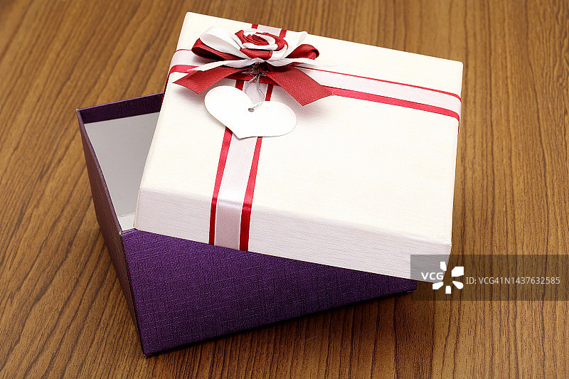 木质背景上的礼品盒特写图片素材