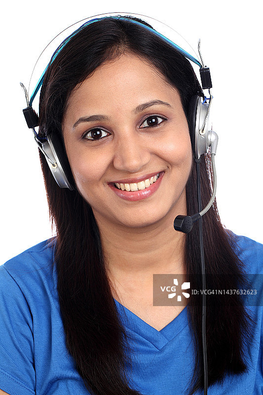 印度年轻商务女性戴耳机办公图片素材