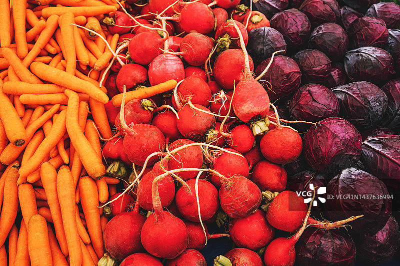 蔬菜市场摊位，明亮背景俯视图图片素材