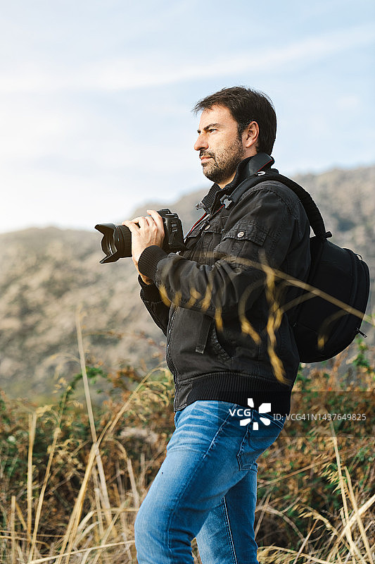 男人在户外手持单反相机图片素材