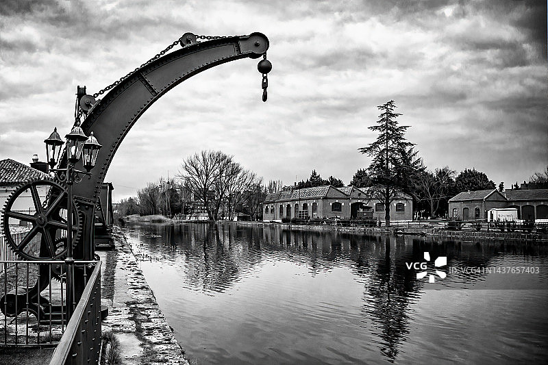 黑白老式装货码头上的旧机械起重机图片素材