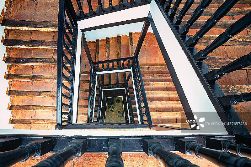 从上方看到的棕色调老旧木制螺旋楼梯图片素材