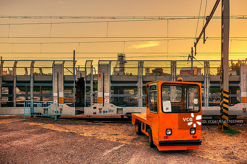 旧铁路货运前的旧橙色电动装载机图片素材