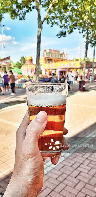 集市上手持啤酒杯图片素材