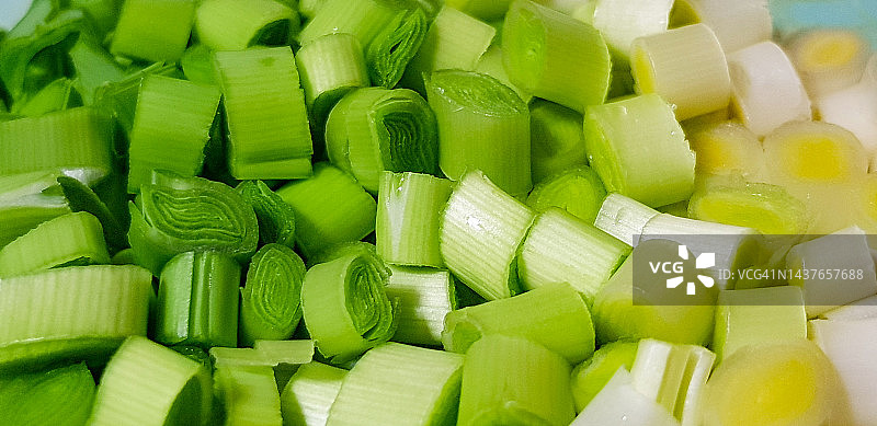 准备烹饪的切碎新鲜青蒜苗特写图片素材