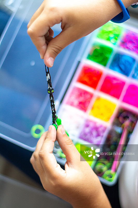 女孩的手制作彩色手链图片素材