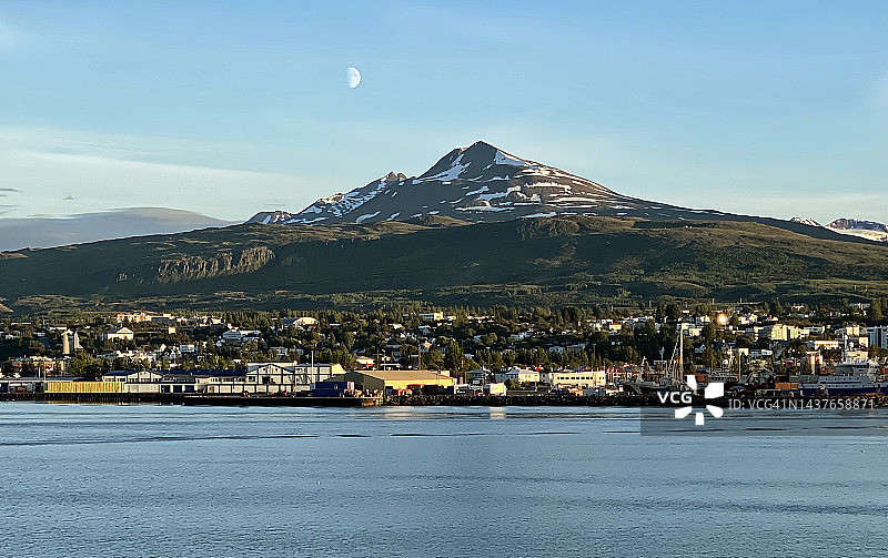 阿克雷里市的傍晚光线图片素材